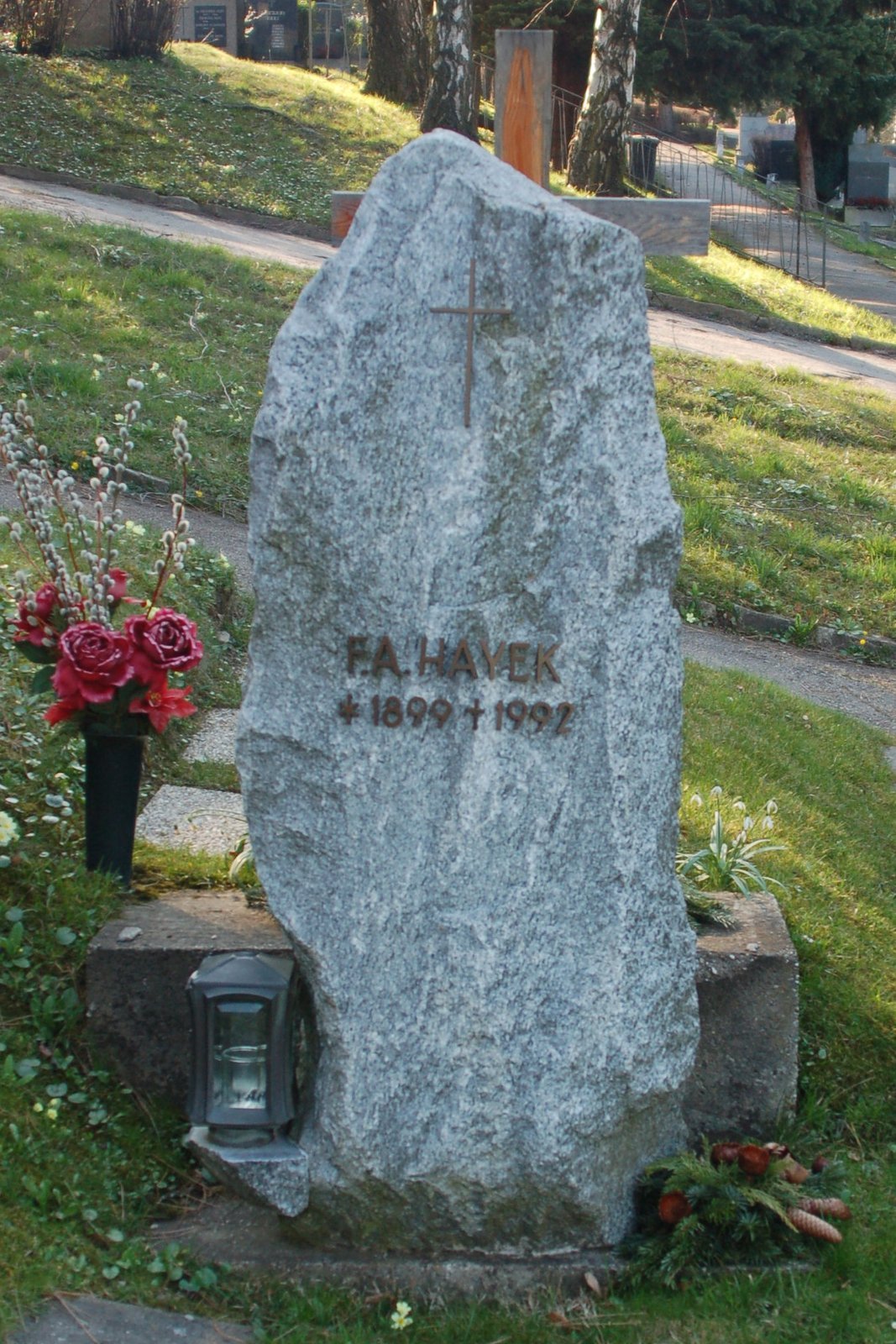 Portrait von Friedrich August von Hayek: Ehrengrab Hayek, Neustifter Friedhof Wien (2009)