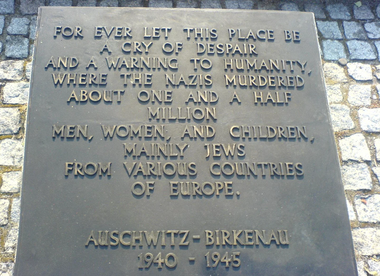 Gedenktafel in Auschwitz-Birkenau, 2006.
