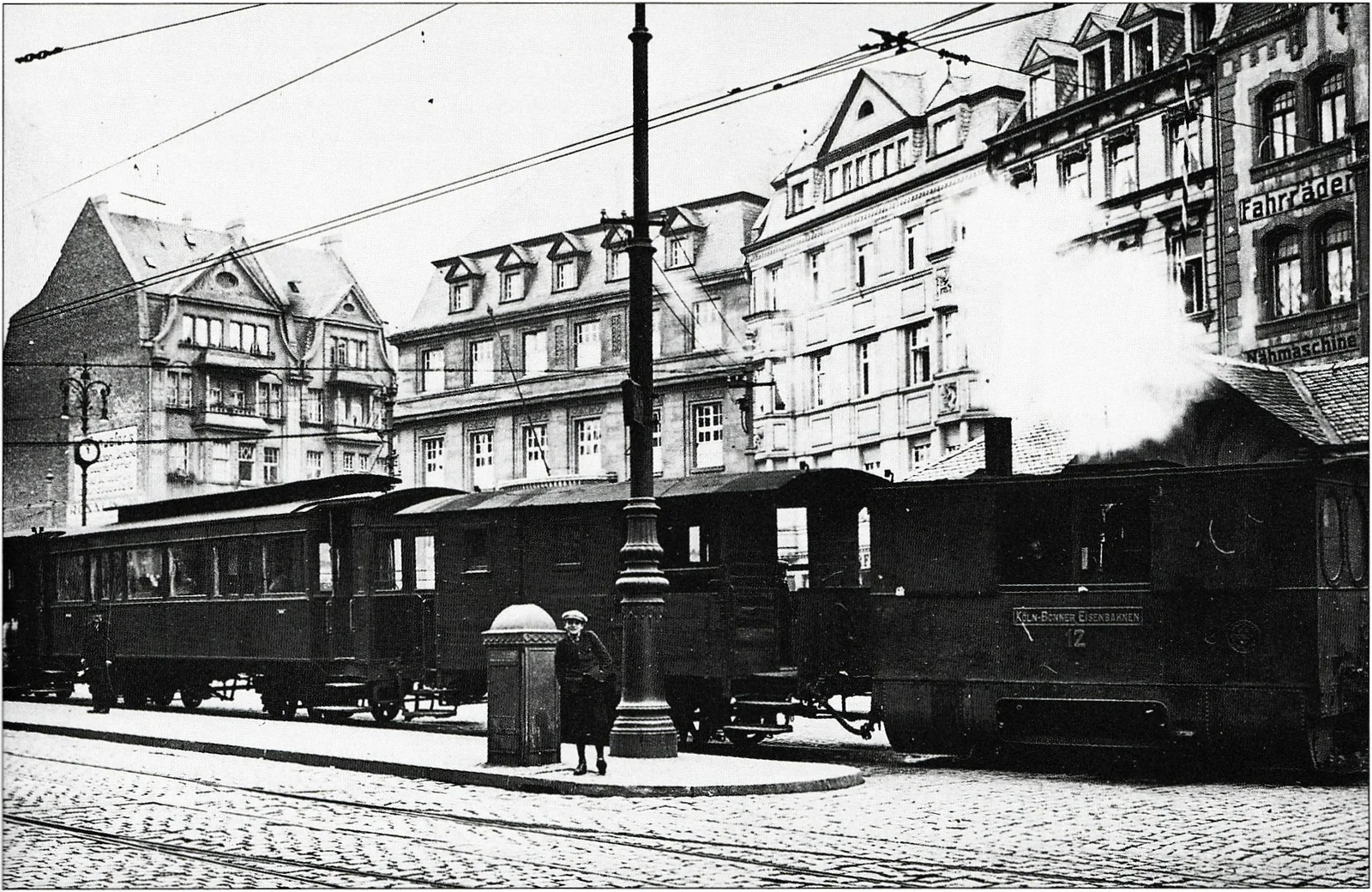 Triebwagen der Vorgebirgsbahn am Friedensplatz in Bonn, um 1920