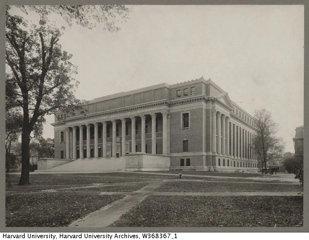 Harry Elkins Widener Memorial Library der Harvard University, Außenansicht von Nordwesten, ca. 1915 — eingeweiht 1915