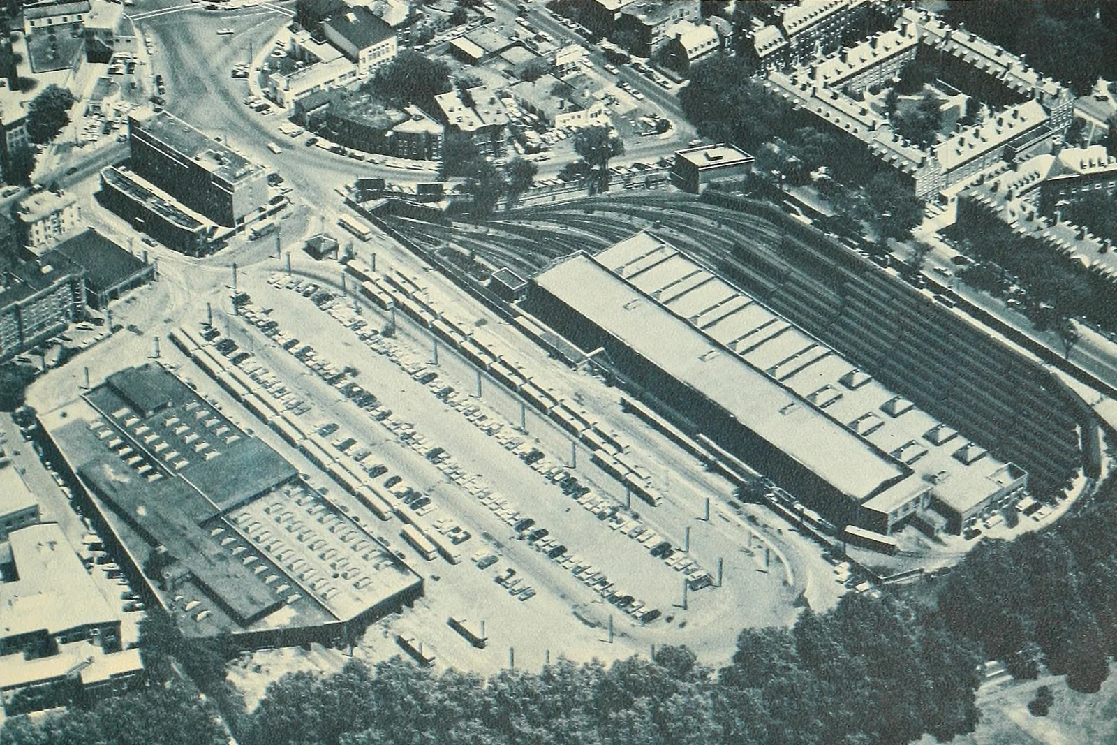 Luftaufnahme der Bennett Street und Eliot Yards in Cambridge MA, 1962. Aus dem MTA-Jahresbericht. Schauplatz unmittelbar westlich von Harvard Square während Haberlers Harvard-Professur.