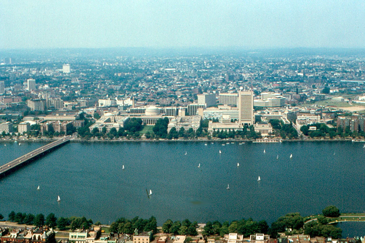MIT-Campus und Cambridge vom Prudential Tower in Boston aus, 18. August 1975. Im Bildvordergrund Harvard Bridge, links Building 54 (Green Building, 1962-64). Wirkungszeit Rosenstein-Rodans am MIT (1953-68) und Haberlers in Harvard (bis 1971).