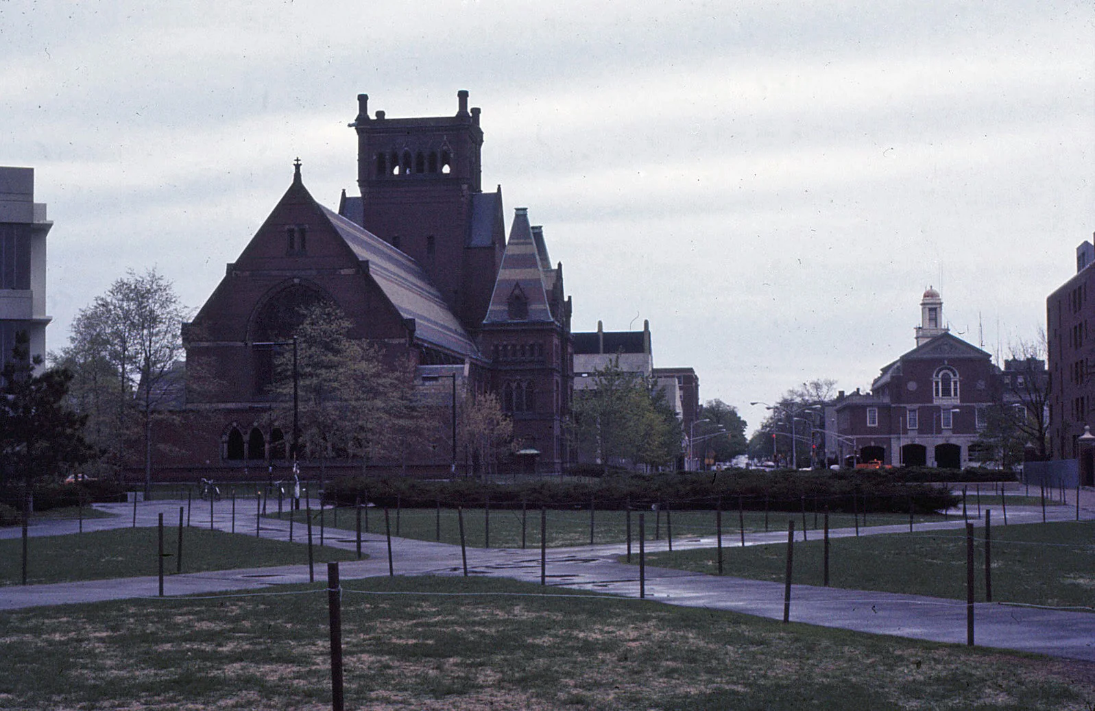 Memorial Hall der Harvard University, 25. April 1976. Zustand des Turms vor der Renovierung der 1990er Jahre, fünf Jahre nach Haberlers Emeritierung.