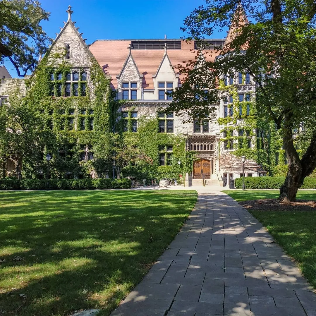 Universitätsgebäude vom Harper Quadrangle aus, University of Chicago