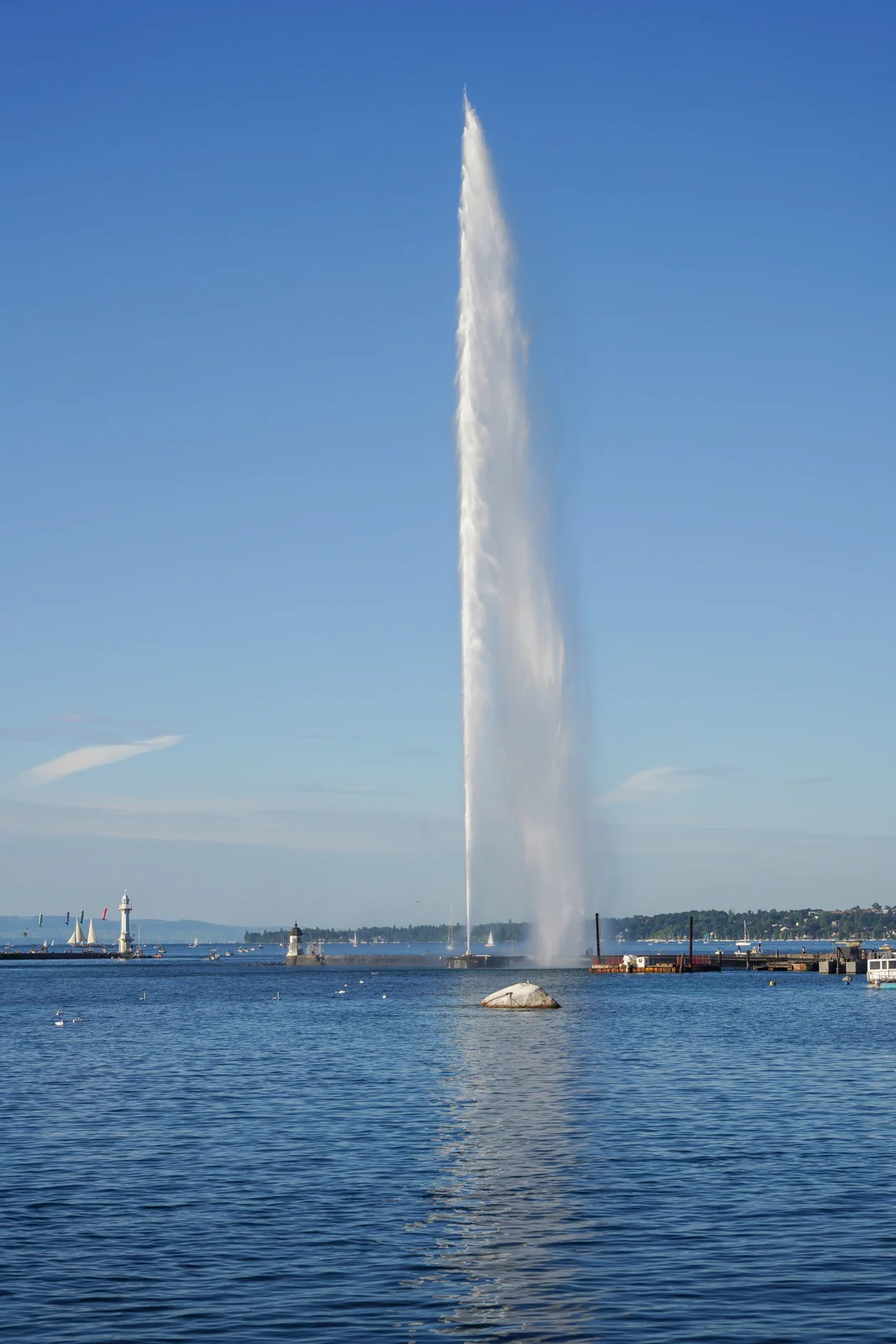 Jet d'Eau, Wahrzeichen Genfs, vom Genfersee aus gesehen
