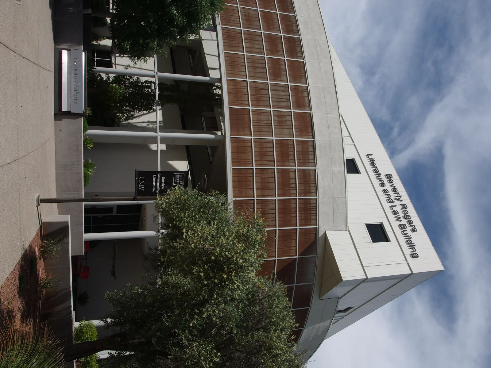 Beverly Rogers Literature and Law Building am UNLV-Campus, April 2025