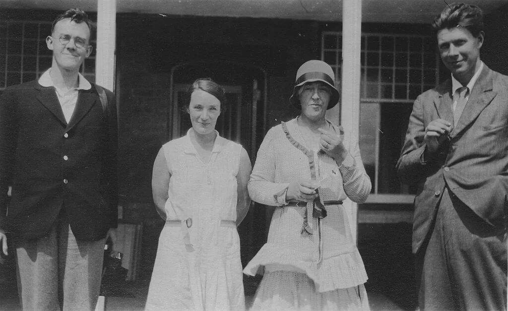 LSE-Gruppenfoto, 1920er Jahre, mit Lionel Robbins, Janet Beveridge und Arnold Plant. Robbins wurde später Hayeks engster LSE-Verbündeter.