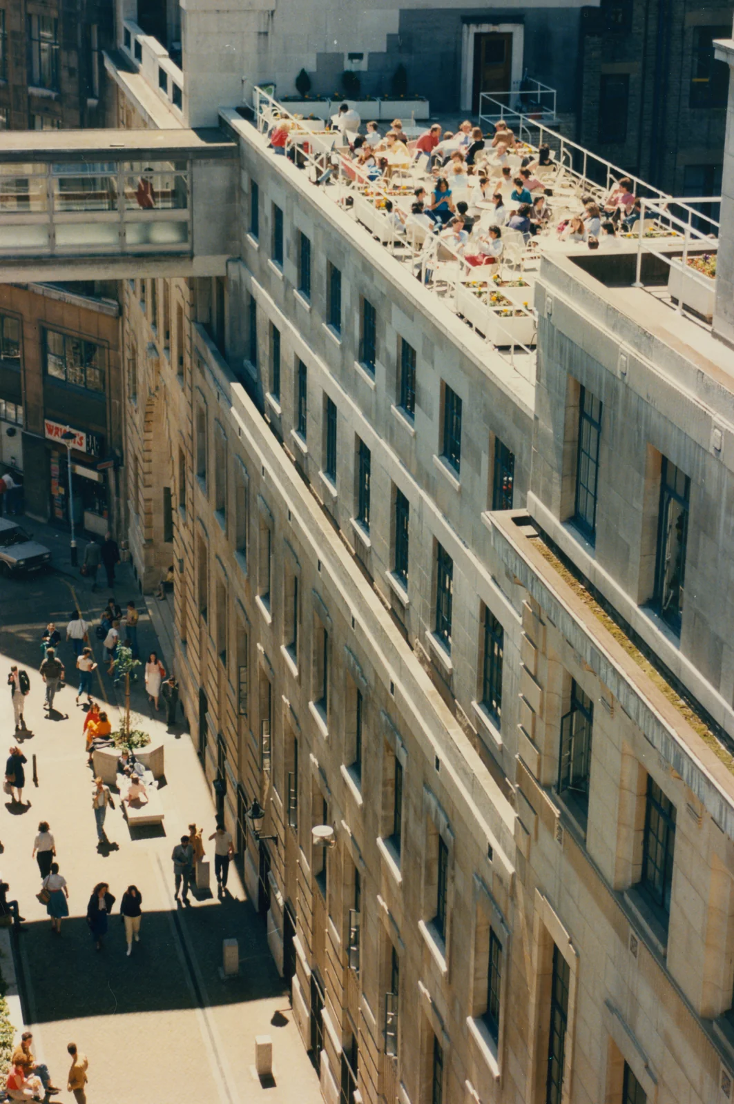 Houghton Street vor der LSE, 1985. Stadtbild Westminsters in der Spät-Thatcher-Ära, ein Jahr nach Hayeks Companion-of-Honour-Verleihung.