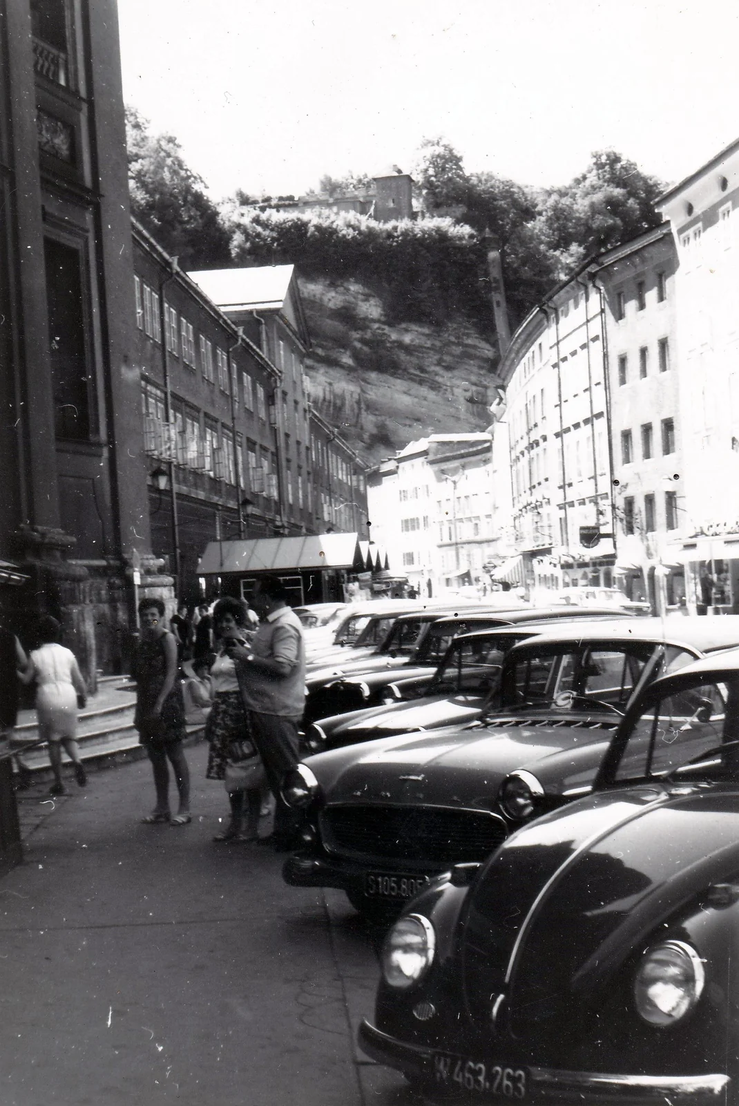 Universitätsplatz in Salzburg, Mai 1968. Schwarzweiss-Aufnahme mit Strassenszene (VW Käfer, Opel Kapitän P1) ein Jahr bevor Hayek 1969 die Honorarprofessur antrat.
