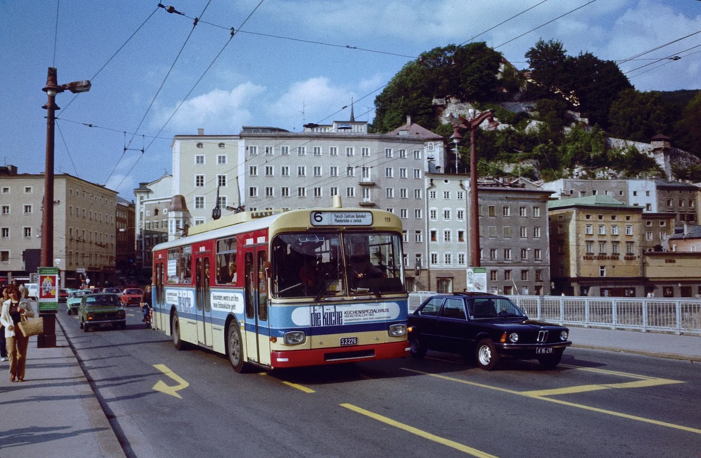 Salzburger Obus 119 (Gräf & Stift, 1977) auf der Staatsbrücke über die Salzach, 30. Juni 1980. Stadtbild aus den späten Hayek-Salzburg-Jahren.