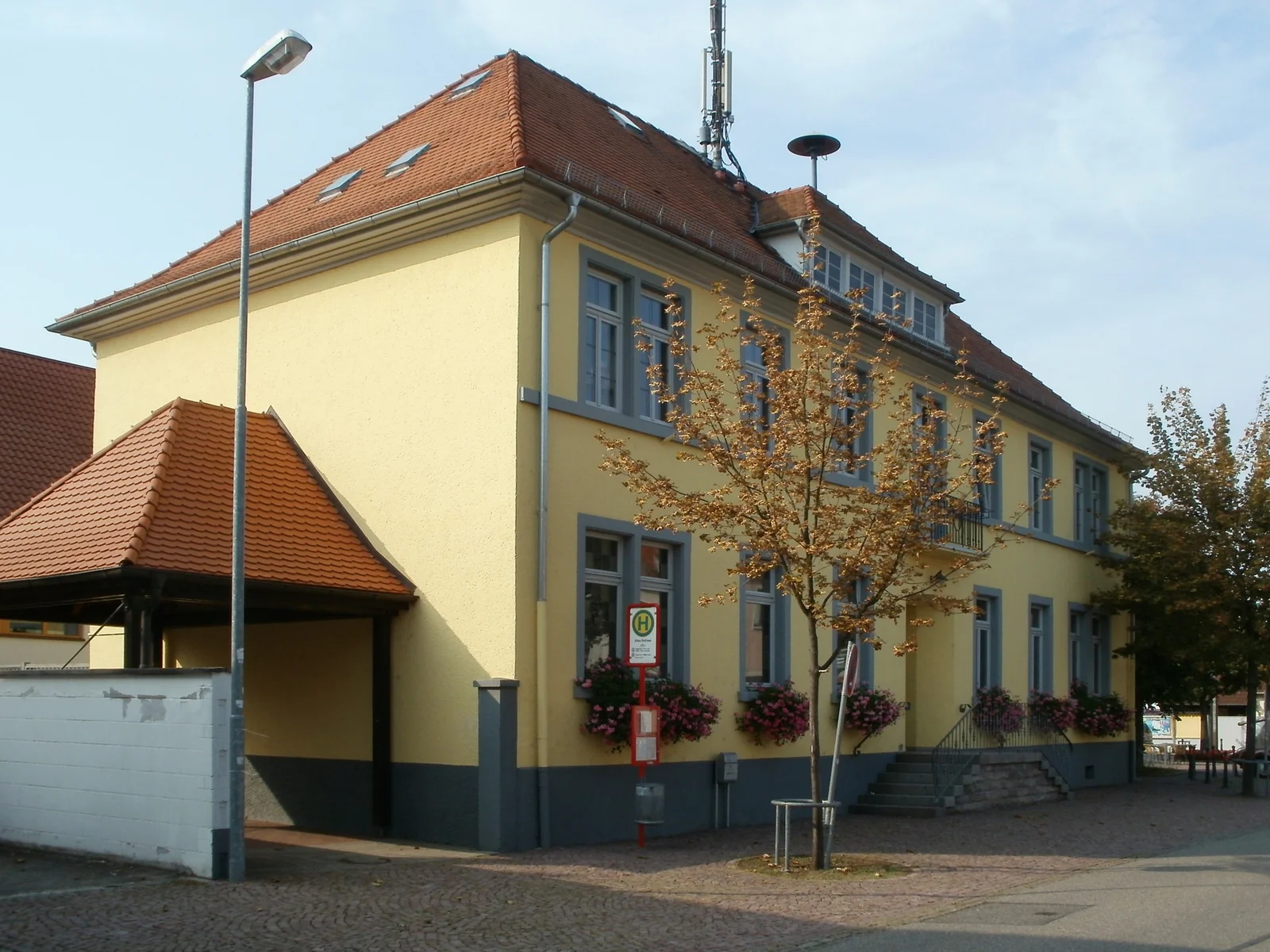 Altes Rathaus im Stadtteil Kirrlach, dem Geburts- und Lebensort Roland Baaders, August 2011