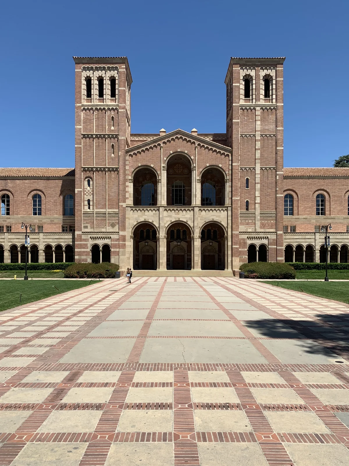 Royce Hall, UCLA, lombardisch-romanische Fassade nach dem Vorbild von Sant'Ambrogio in Mailand