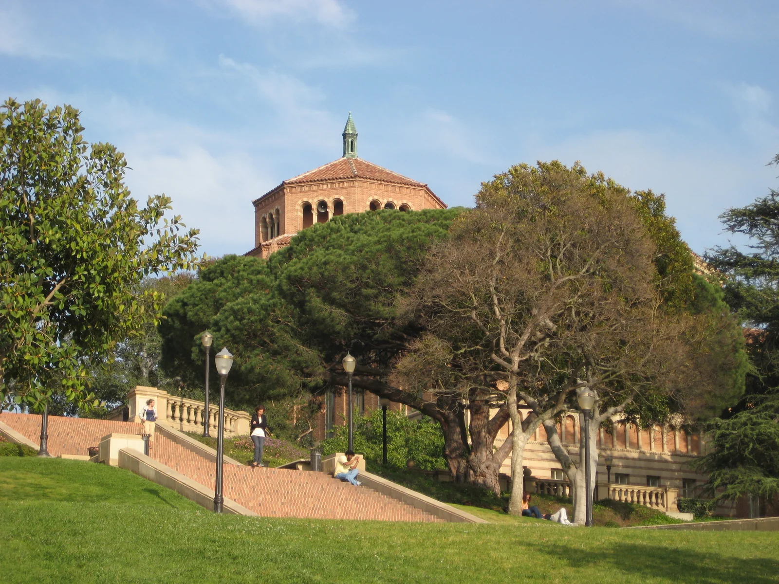 Powell Library mit Blick auf die Janss Steps, UCLA