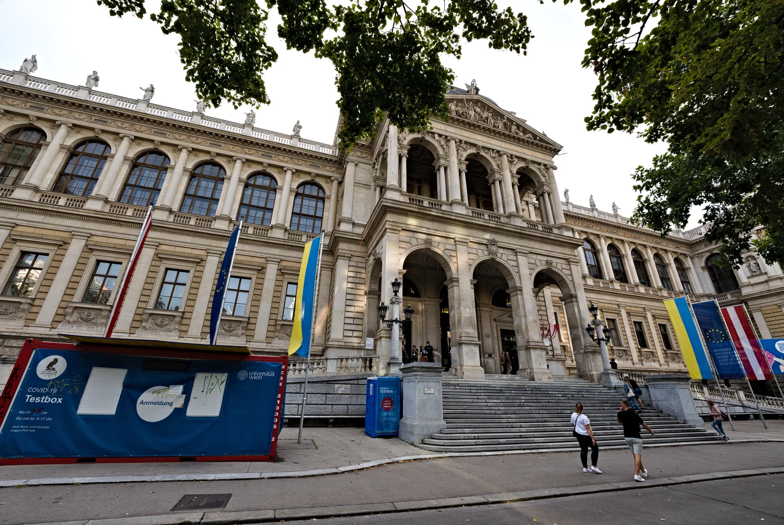 Hauptgebäude der Universität Wien am Universitätsring, August 2022. Lebende Tradition der akademischen Wiener-Schule-Lehre.